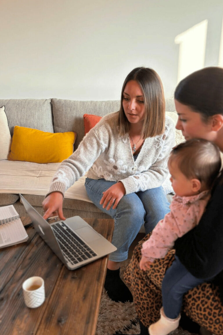 Justine, baby planner, accompagnant une mère et son bébé