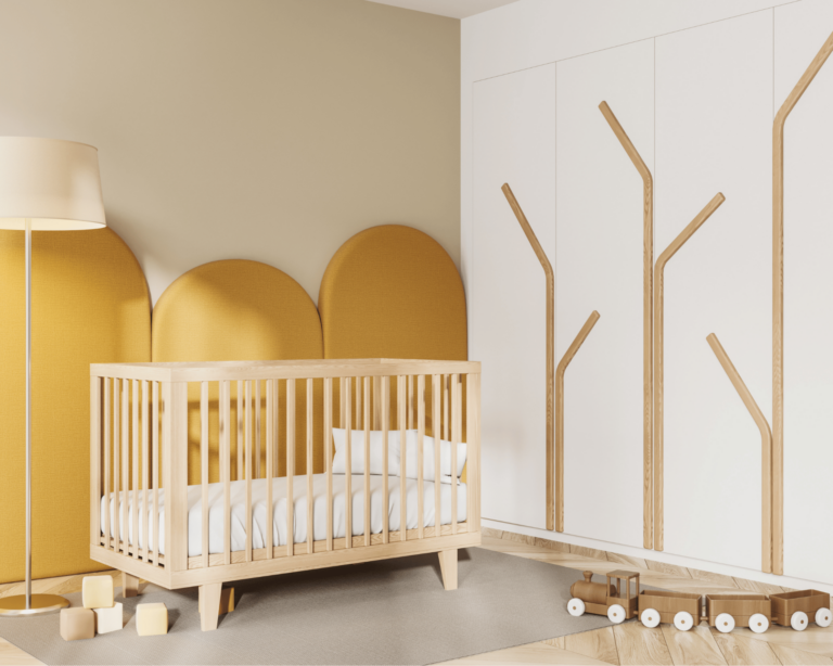 Une chambre de bébé, parfaitement organisée grâce au conseil d'un Matériels et vêtements trouvés grâce à un accompagnement pour l’arrivée de bébé