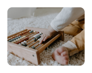 Main de bébé sur un boulier offert par une baby planner